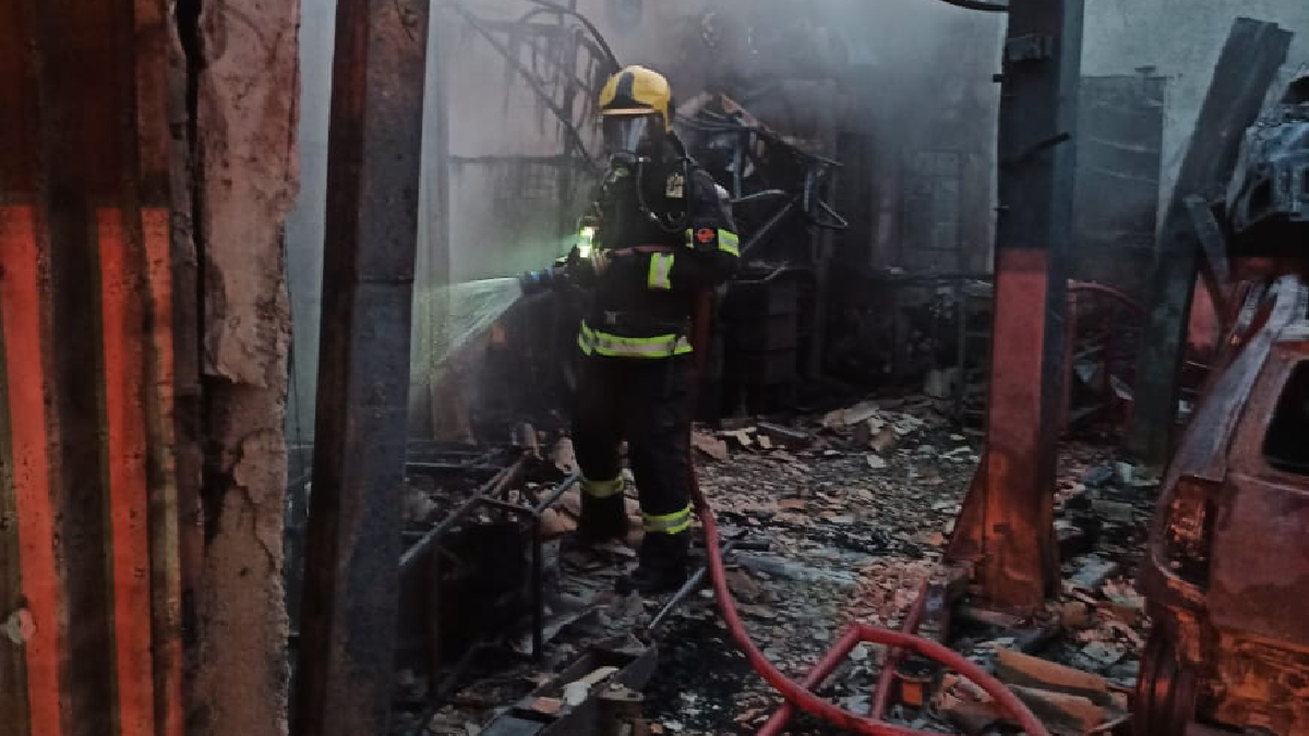 "Meu ganha pão a vida inteira", lamenta dono de oficina que pegou fogo no Parque Atheneu