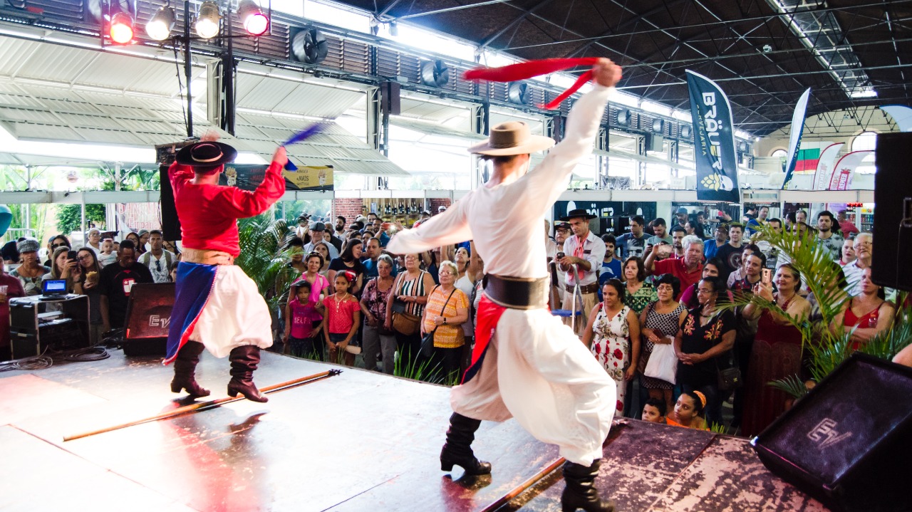 Fenasul em Goiânia realiza apresentações de dança típica