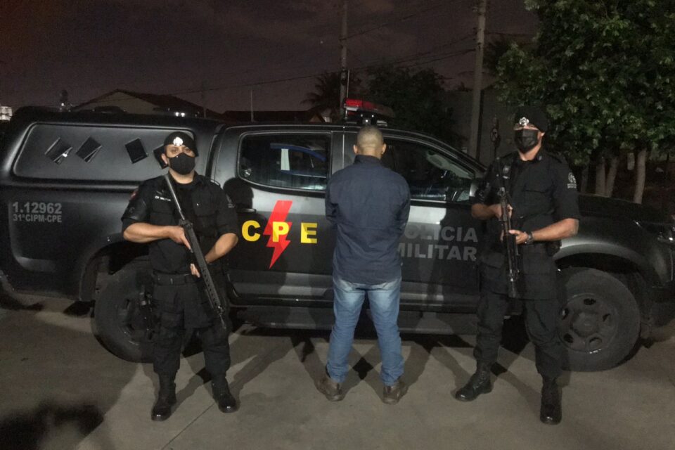 Suspeito de tráfico detido. (Foto: Divulgação/CPE Anápolis)