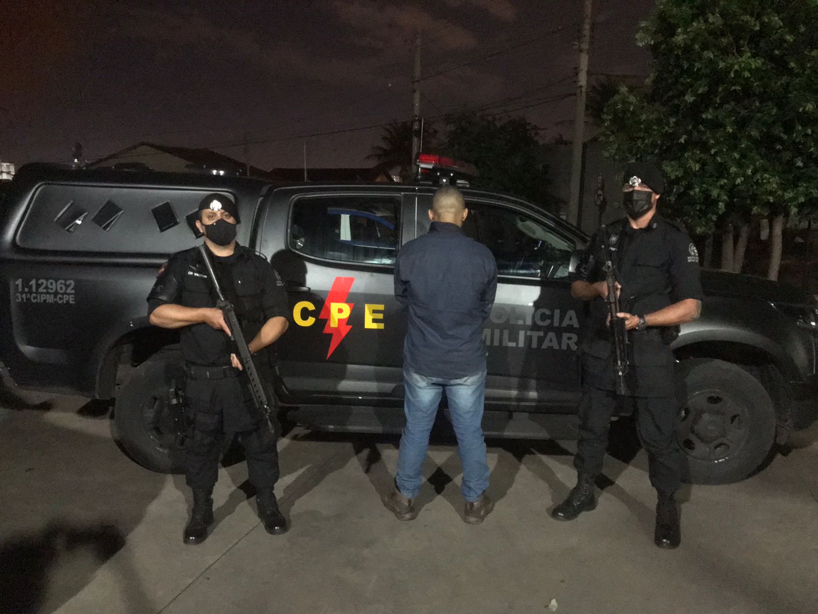 Suspeito de tráfico detido. (Foto: Divulgação/CPE Anápolis)