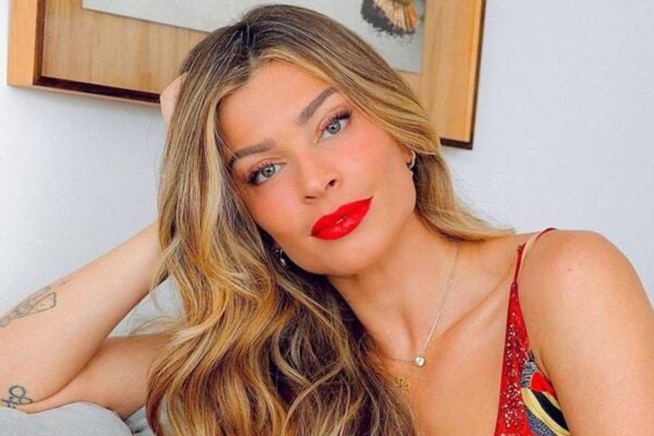 Grazi Massafera posa nua e nova tatuagem chama atenção; veja fotos Atriz de 43 anos é a vilã 'Arminda' na novela 'Três Graças'
