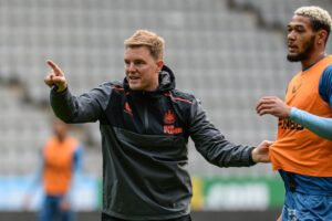 Treinador do Newcastle durante treinamento da equipe