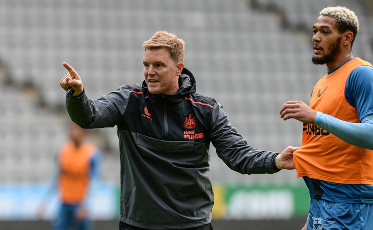 Treinador do Newcastle durante treinamento da equipe