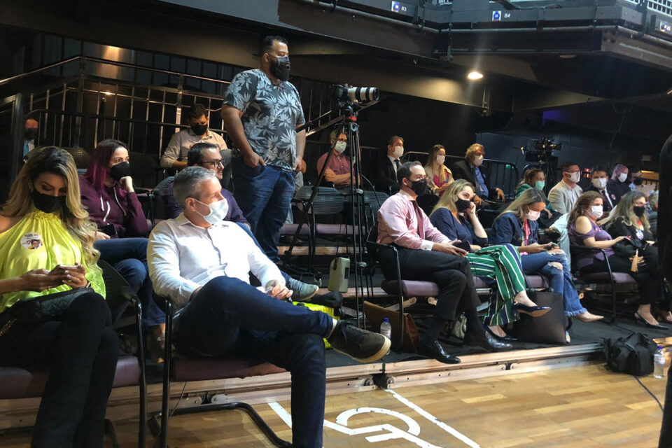 Jornalistas, esposas e amigos: veja quem cada candidato levou para o último debate da OAB-GO