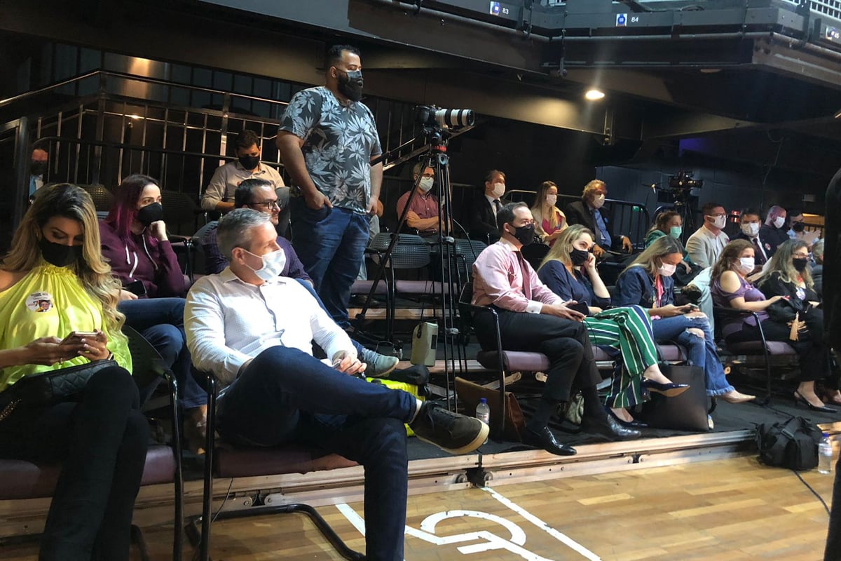 Jornalistas, esposas e amigos: veja quem cada candidato levou para o último debate da OAB-GO