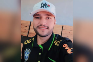Rapaz com câncer nos ossos morre após abordagem PM faz simulação da abordagem policial que matou jovem com câncer nos ossos, em Goiânia (Foto: reprodução/Arquivo pessoal)