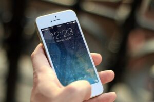 Justiça determina reativação de perfil de influenciadora nas redes