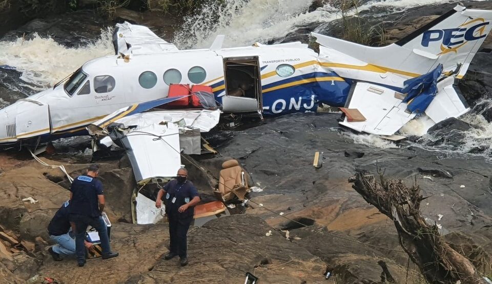 pertences de Marília Mendonça Pessoas foram vistas de madrugada tentando chegar ao local. Policial atirou para evitar furto de pertences de Marília Mendonça em avião Segundo motor de avião que caiu com Marília Mendonça é encontrado