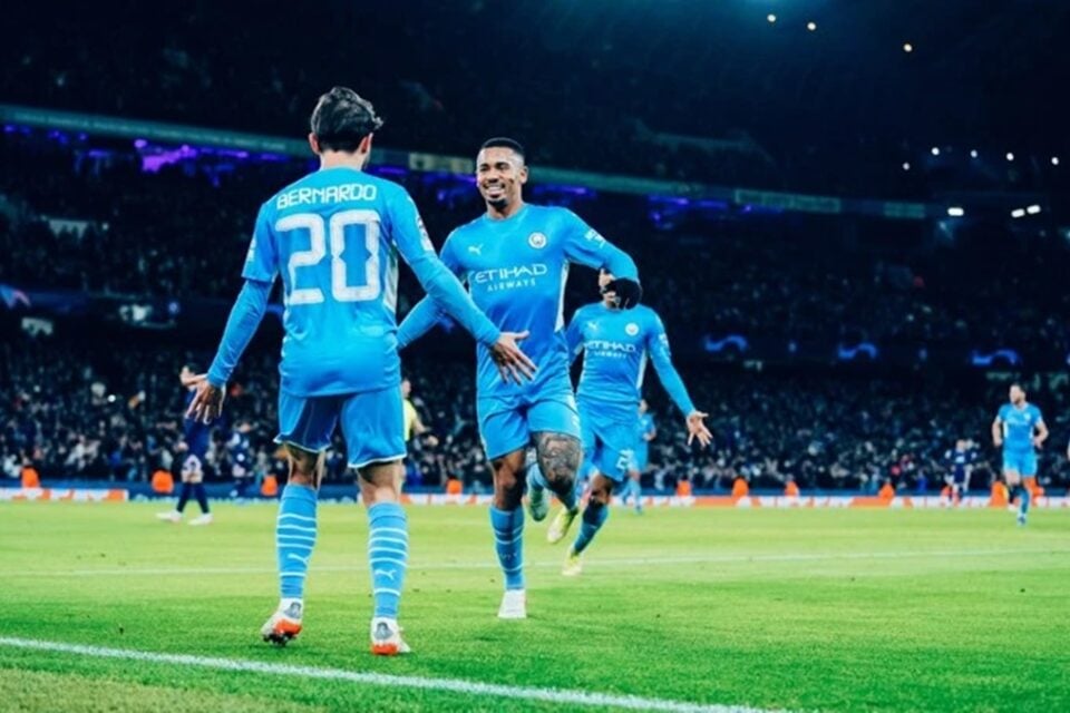 Gabriel Jesus e Bernardo Silva comemoram gol do City