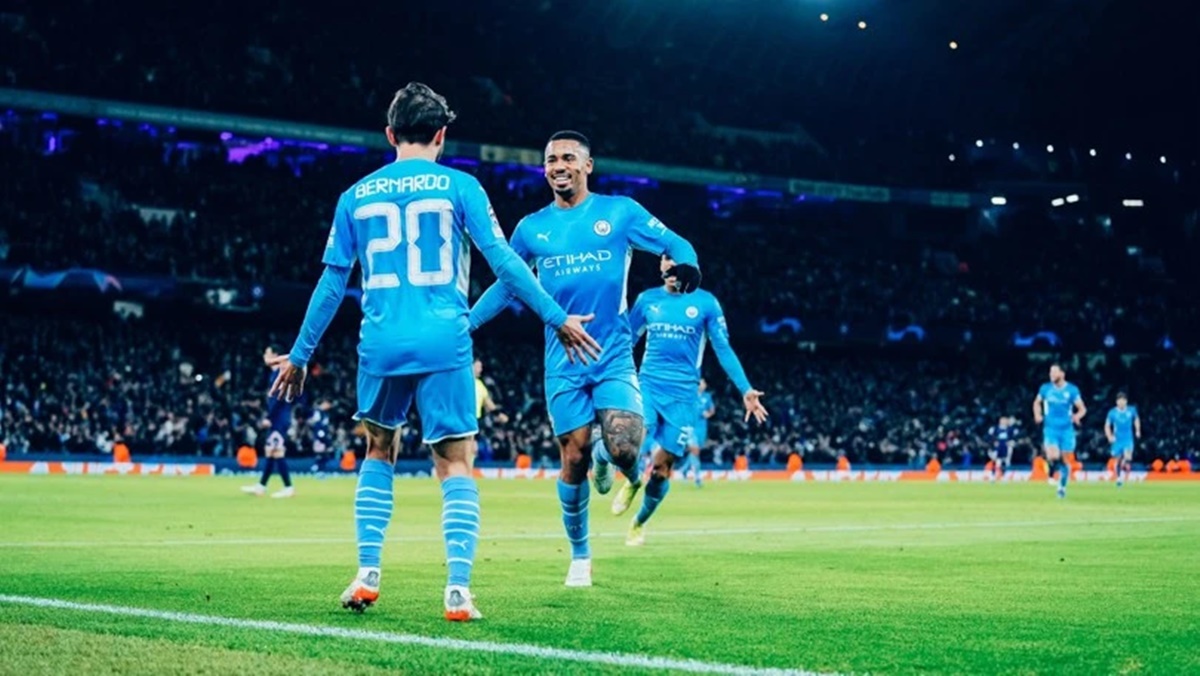 Gabriel Jesus e Bernardo Silva comemoram gol do City