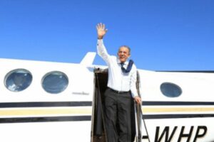 Iris Rezende saindo de avião