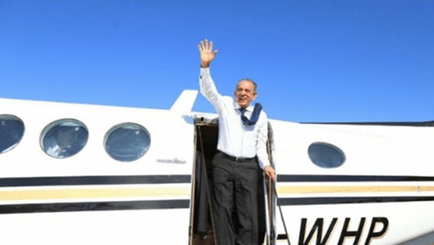 Iris Rezende saindo de avião