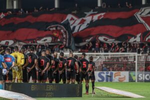 Jogadores do Atlético-GO perfilados antes do jogo da Série A