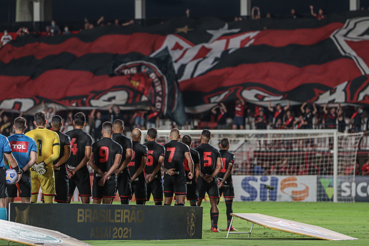 Jogadores do Atlético-GO perfilados antes do jogo da Série A