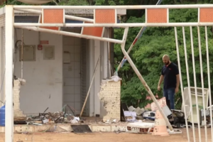 Guarida do clube da OAB fica destruída após ser atingida por um carro