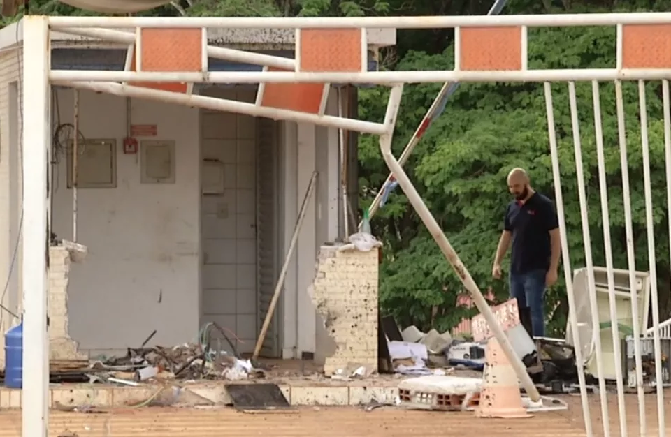 Guarida do clube da OAB fica destruída após ser atingida por um carro