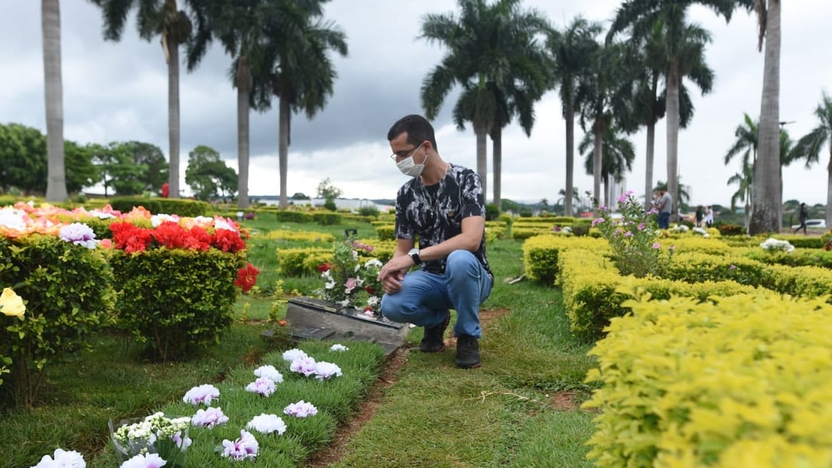 Fã sai do Tocantins para prestar homenagens ao cantor Leandro em Goiânia
