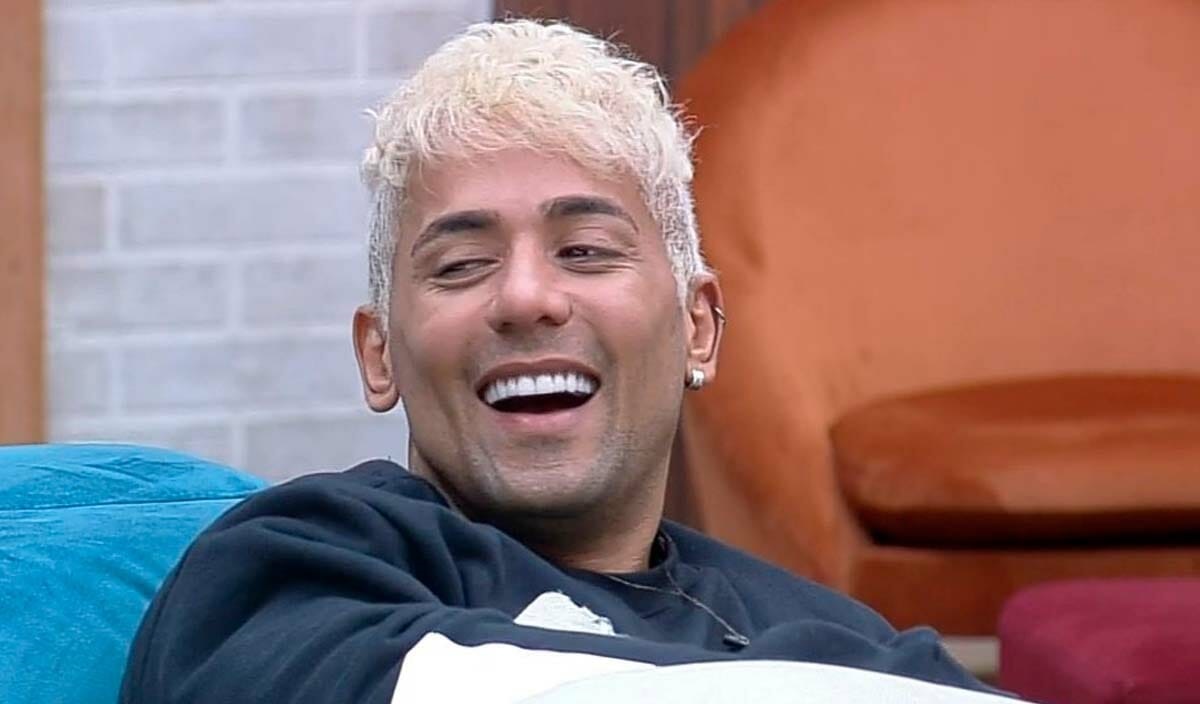 Público de A Fazenda 13 não gostou do que viu e criticou a ação do cantor. Tiago Piquilo faz fisioterapia após aumento peniano: vídeo