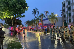 Corpo de Iris chega ao cemitério Santana, após dia de homenagens e despedidas