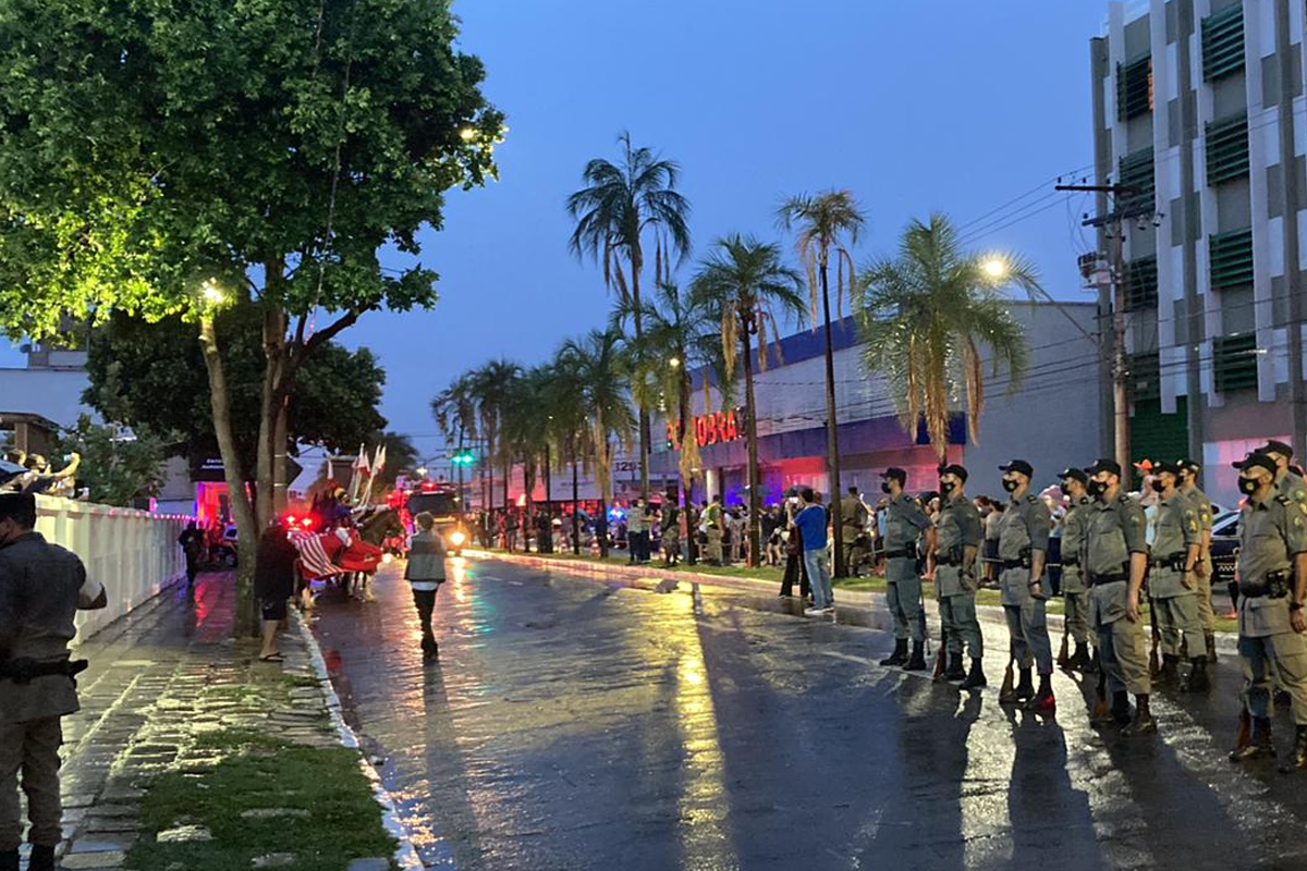 Corpo de Iris chega ao cemitério Santana, após dia de homenagens e despedidas