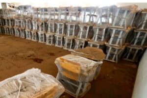 Móveis escolares novos são flagrados abandonados em escola desativada de Cristianópolis