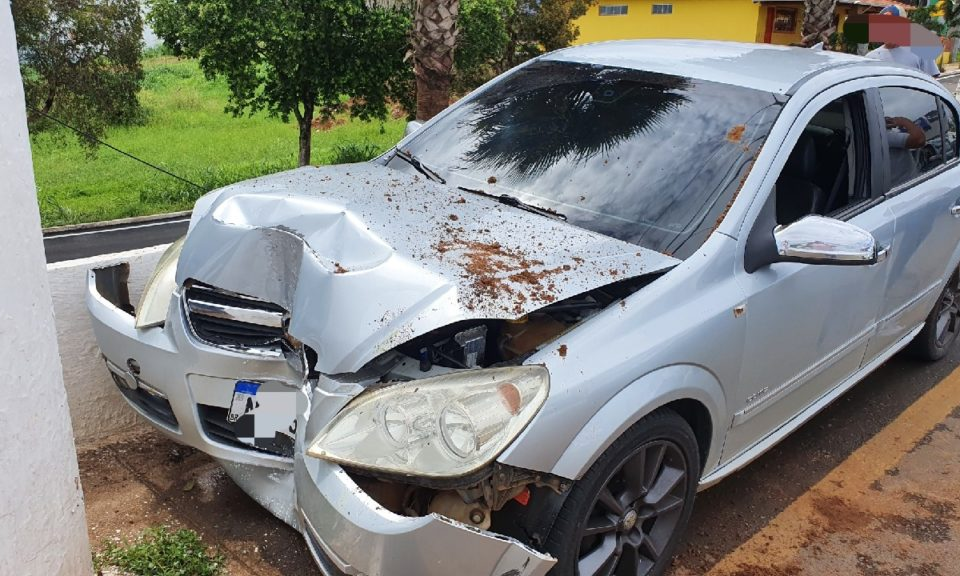 Mulher fica ferida após carro colidir contra poste, em Catalão