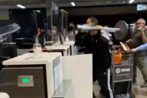 Casal quebra guichê em aeroporto após atraso de voo