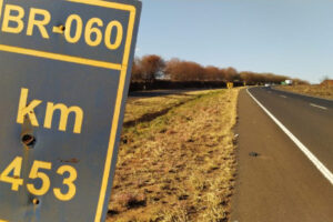 Fiscalização flagra veículos de carga trafegando em más condições na BR-060