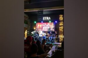 Um cantor sertanejo foi agredido por um torcedor do Palmeiras após fazer piada sobre futebol durante show em Goiânia. (Foto: reproduçao)