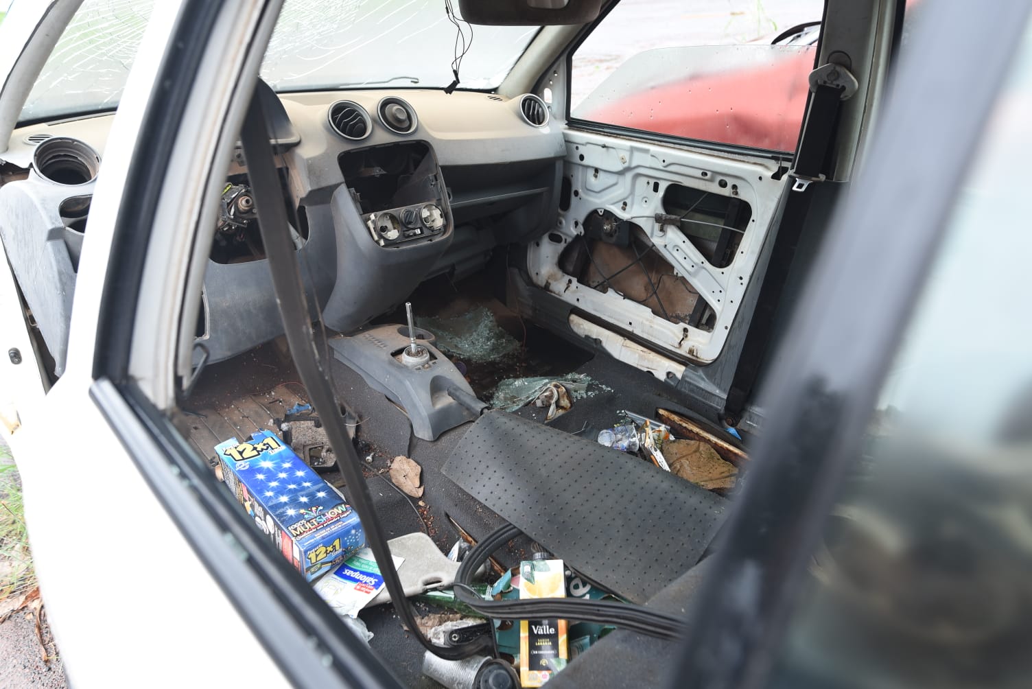 Além de acumular lixo, carros apreendidos atraem criminosos que "depenam" os carros em busca de peças para revenda no mercado clandestino (Foto: Jucimar de Sousa - Mais Goiás)