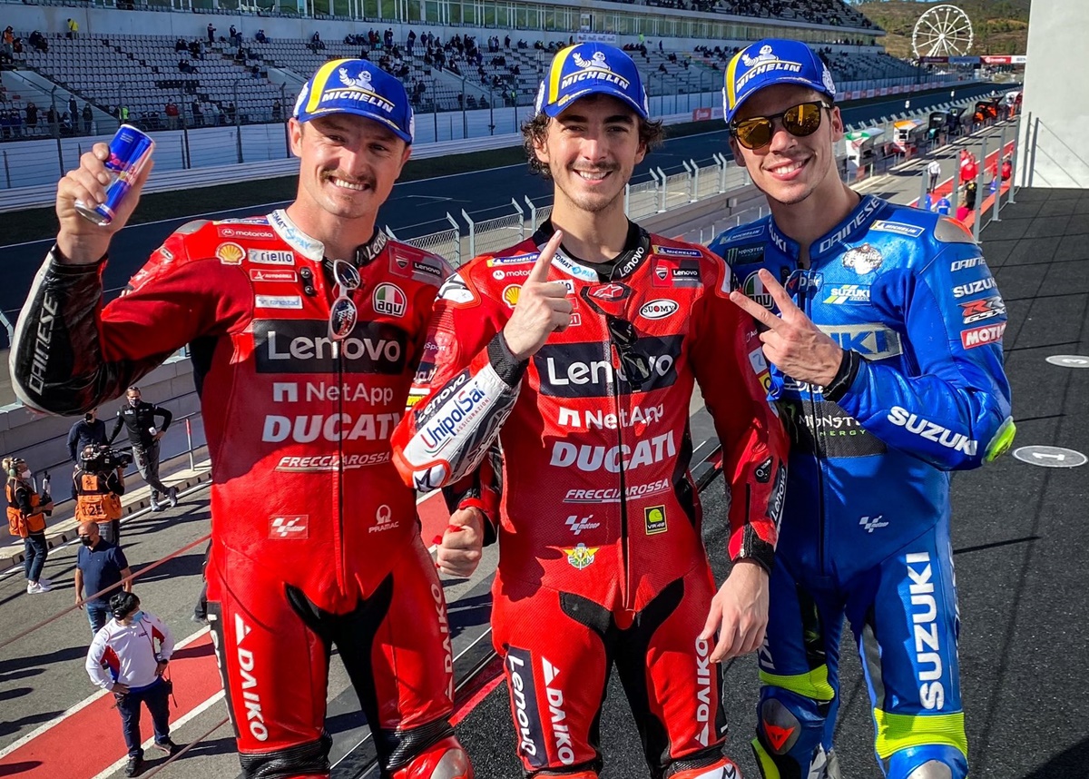 Bagnaia ao centro após vitória na MotoGP
