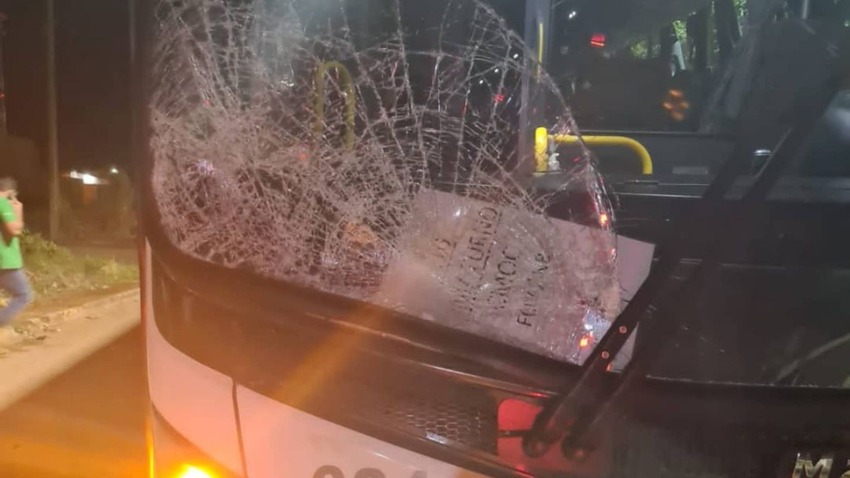 Ciclista fica gravemente ferido após bater contra ônibus em Catalão