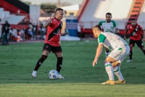 Janderson tenta passar pelo marcador da Chapecoense em jogo do 1º turno