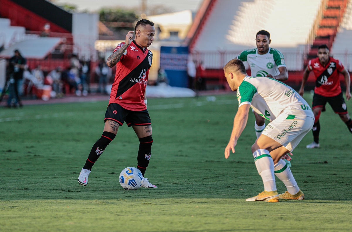 Janderson tenta passar pelo marcador da Chapecoense em jogo do 1º turno
