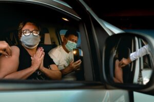 Anapolina agradece ao receber aplicação da vacina em Anápolis. (Foto: Bruno Velasco)