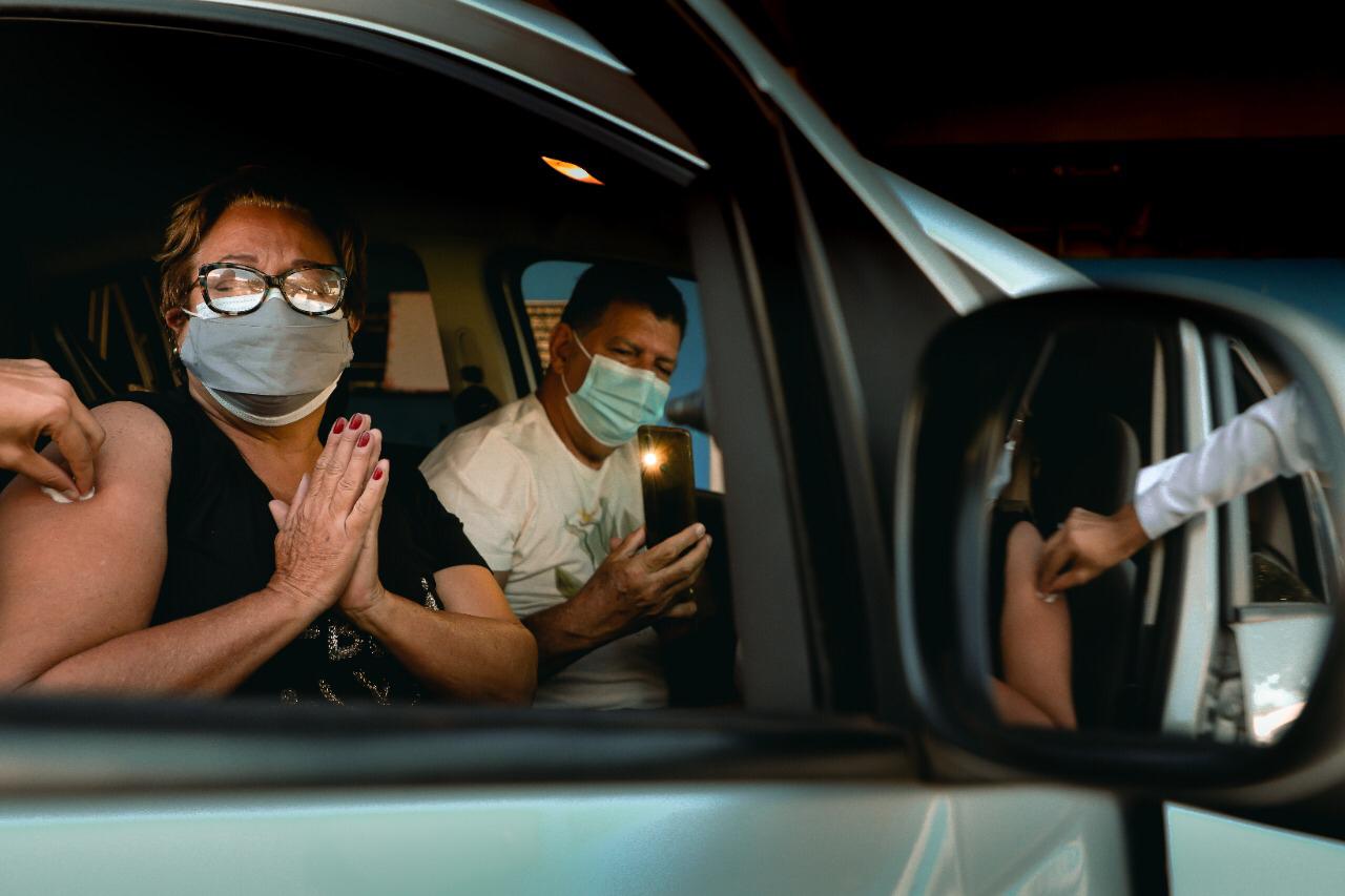 Anapolina agradece ao receber aplicação da vacina em Anápolis. (Foto: Bruno Velasco)