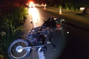 Motociclista morre após se envolver em acidente com caminhão na GO-462