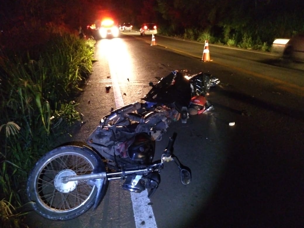 Motociclista morre após se envolver em acidente com caminhão na GO-462