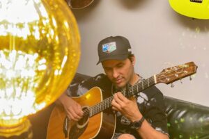 Cantor Jenner Melo lança EP 'Diferente', com 4 faixas animadas e dançantes 