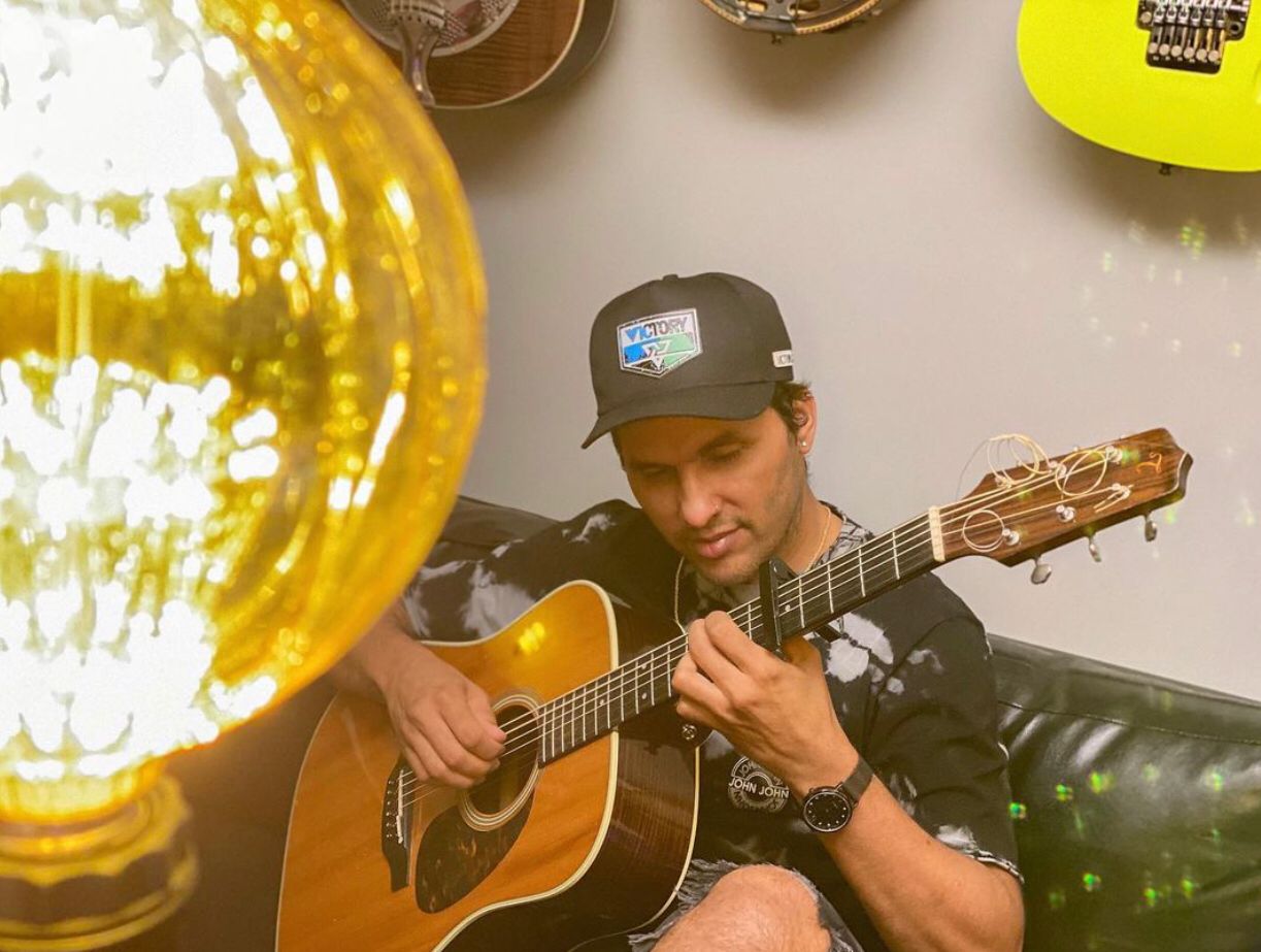 Cantor Jenner Melo lança EP 'Diferente', com 4 faixas animadas e dançantes 