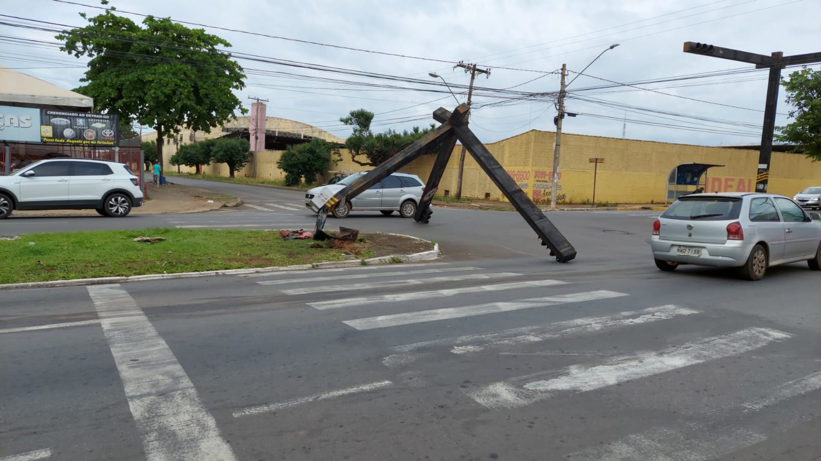 Estrutura ficou caída após o acidente. (Foto: Rubens Júnior/Rádio São Francisco FM)