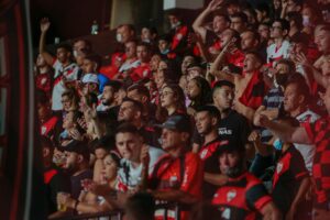 Torcida do Atlético-GO durante partida no Antônio Accioly
