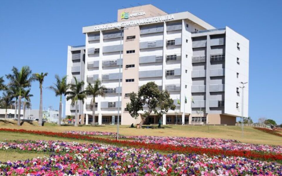 Mendanha promete pagar três folhas em 30 dias para servidores de Aparecida de Goiânia