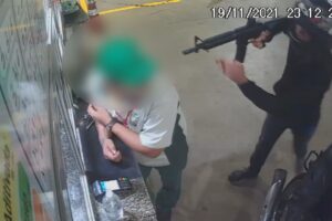 Em ação de 20 segundos, dois assaltantes com fuzil renderem funcionários e levaram cerca de R$ 4 mil de um posto de combustíveis, em Mineiros. (Foto: reprodução)