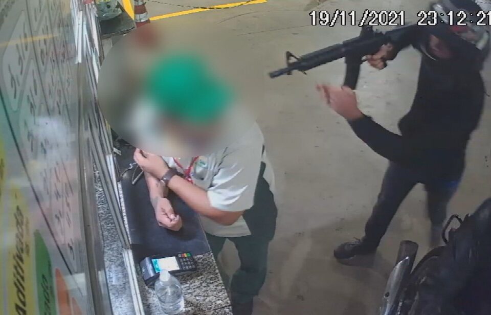 Em ação de 20 segundos, dois assaltantes com fuzil renderem funcionários e levaram cerca de R$ 4 mil de um posto de combustíveis, em Mineiros. (Foto: reprodução)