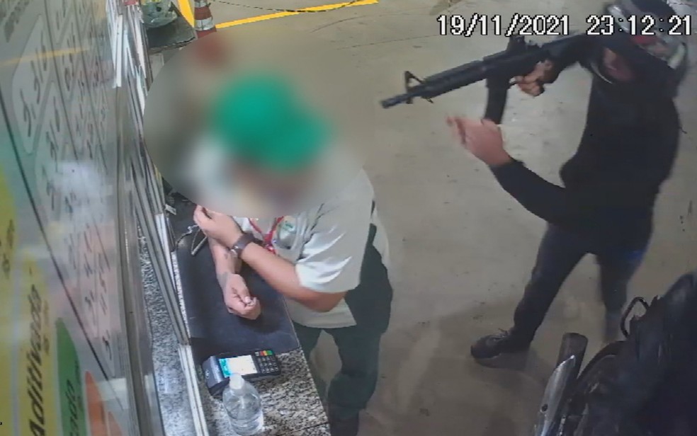 Em ação de 20 segundos, dois assaltantes com fuzil renderem funcionários e levaram cerca de R$ 4 mil de um posto de combustíveis, em Mineiros. (Foto: reprodução)