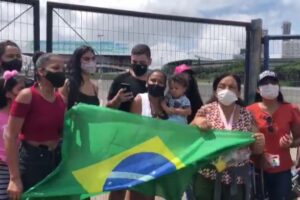 "Ciumeira atrás da outra": fãs cantam música de Marília Mendonça no local do velório (Foto: Reprodução)