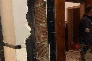 Acredita-se que ele tenha ficado preso dentro da parede por dois dias. Homem nu é resgatado de dentro de parede de teatro nos EUA