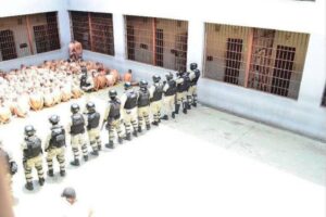 Presos ficaram nus sentados no pátio do presídio de Formiga