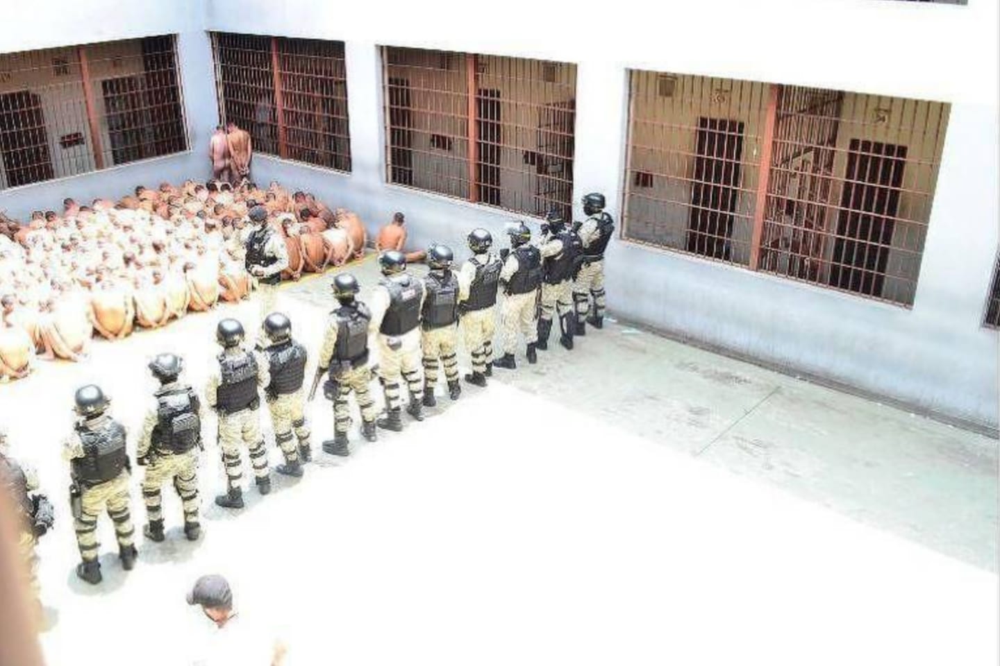 Presos ficaram nus sentados no pátio do presídio de Formiga